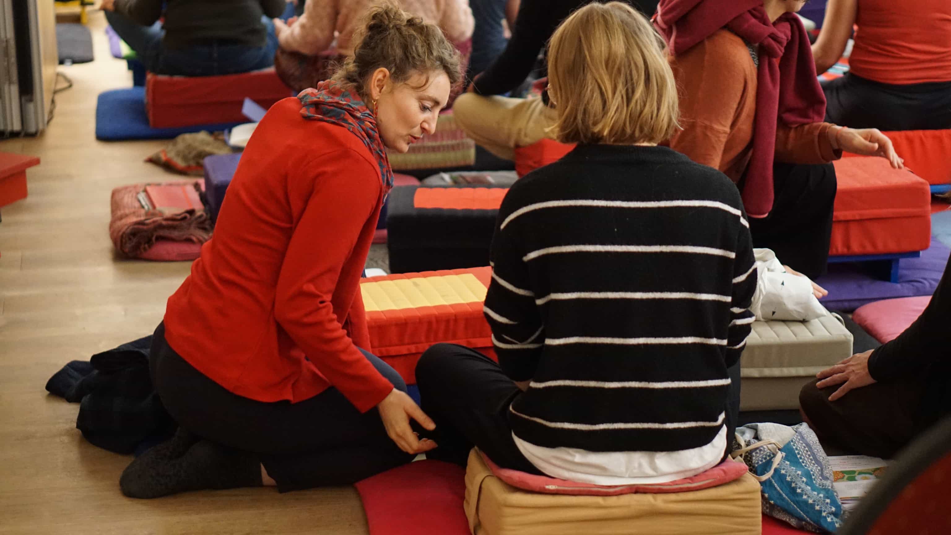 Ajustement de posture de méditation lors d'un stage